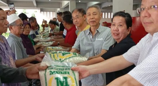 Penyerahan beras bantuan dari Klenteng Cit Seng Bio kepada masyarakat sekitar. | VoxLampung