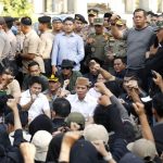 Bupati Egi Duduk Bersama Massa Aksi, Serap Aspirasi Rakyat di Tugu Adipura Kalianda