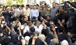 Bupati Egi Duduk Bersama Massa Aksi, Serap Aspirasi Rakyat di Tugu Adipura Kalianda