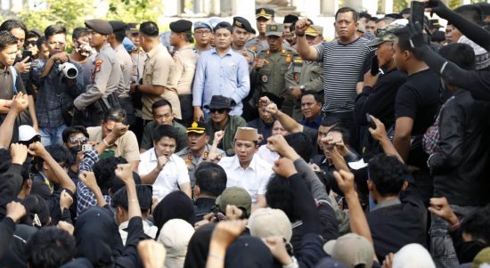 Bupati Egi Duduk Bersama Massa Aksi, Serap Aspirasi Rakyat di Tugu Adipura Kalianda