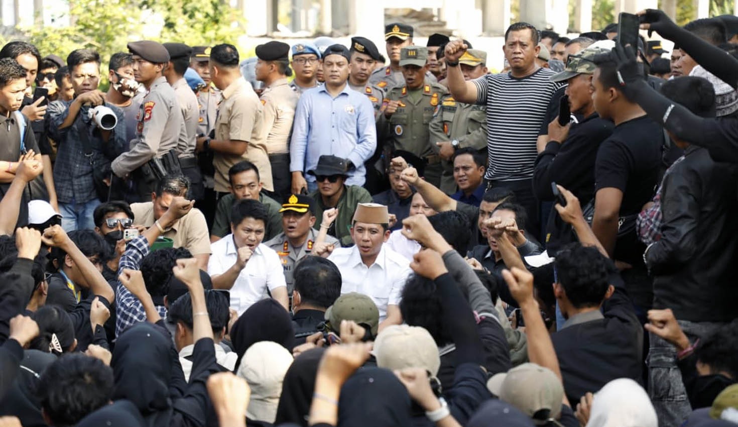 Bupati Egi Duduk Bersama Massa Aksi, Serap Aspirasi Rakyat di Tugu Adipura Kalianda Bupati Egi Duduk Bersama Massa Aksi, Serap Aspirasi Rakyat di Tugu Adipura Kalianda