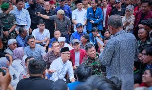 Gubernur Lampung Rahmat Mirzani Djausal bersama Ketua DPRD Lampung, Kapolda Lampung, dan jajaran terlihat duduk bersama dengan para pendemo di halaman Kantor DPRD Lampung, Senin, 1/9/2025. | ist