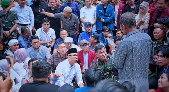 Gubernur Lampung Rahmat Mirzani Djausal bersama Ketua DPRD Lampung, Kapolda Lampung, dan jajaran terlihat duduk bersama dengan para pendemo di halaman Kantor DPRD Lampung, Senin, 1/9/2025. | ist