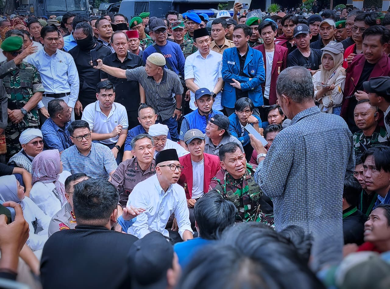 Demokrasi Tanpa Ricuh: Aksi Damai Warnai Lampung Gubernur Lampung Rahmat Mirzani Djausal bersama Ketua DPRD Lampung, Kapolda Lampung, dan jajaran terlihat duduk bersama dengan para pendemo di halaman Kantor DPRD Lampung, Senin, 1/9/2025. | ist
