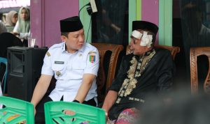 Sekdaprov Lampung Marindo Kurniawan saat bertakziah ke rumah duka korban pohon tumbang di Jatimulyo, Lampung Selatan. | ist