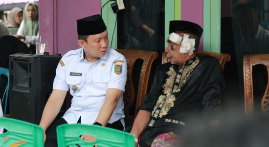 Sekdaprov Lampung Marindo Kurniawan saat bertakziah ke rumah duka korban pohon tumbang di Jatimulyo, Lampung Selatan. | ist