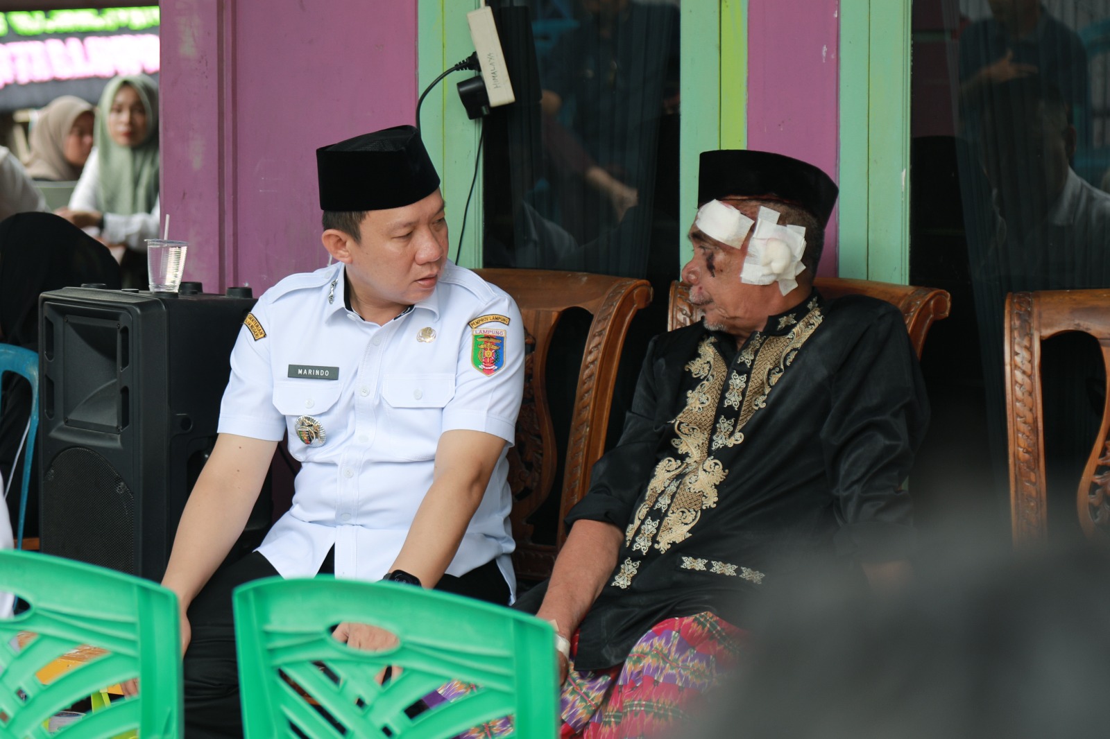 Sekdaprov Lampung Marindo Kurniawan saat bertakziah ke rumah duka korban pohon tumbang di Jatimulyo, Lampung Selatan. | ist