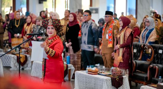 Dwita Ria Gunadi mengukuhkan DPD Mighrul Lappung Bersatu di 15 Kabupaten/Kota. | ist