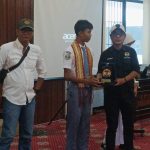 Ketua IJP Lampung Abung Mamasa menyerahkan plakat penghargaan kepada juara lomba video pendek. | ist