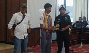Ketua IJP Lampung Abung Mamasa menyerahkan plakat penghargaan kepada juara lomba video pendek. | ist