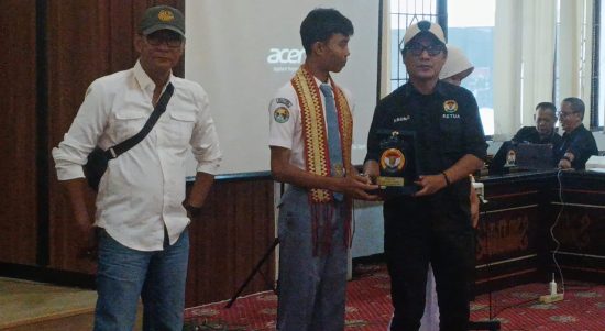 Ketua IJP Lampung Abung Mamasa menyerahkan plakat penghargaan kepada juara lomba video pendek. | ist