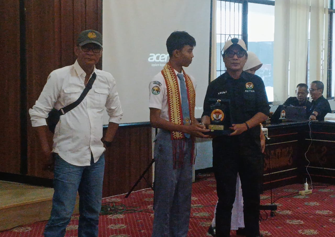 Ketua IJP Lampung Abung Mamasa menyerahkan plakat penghargaan kepada juara lomba video pendek. | ist
