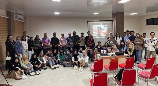 diskusi publik yang digelar Masyarakat Jurnalis Lingkungan Indonesia (SIEJ) Simpul Lampung bersama Teknokra Unila, Taman Diskusi FISIP Unila, Pojok FISIP Unila, Aliansi Pers Mahasiswa Lampung, dan HMJ Sosiologi Unila di Graha Kemahasiswaan Unila, Kamis, 25 September 2025, menyoroti alih fungsi hutan di Mentawai dan Lampung.