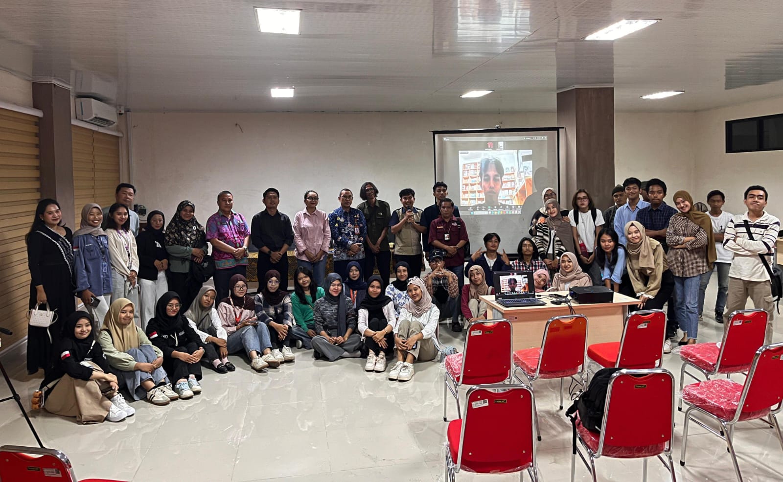 diskusi publik yang digelar Masyarakat Jurnalis Lingkungan Indonesia (SIEJ) Simpul Lampung bersama Teknokra Unila, Taman Diskusi FISIP Unila, Pojok FISIP Unila, Aliansi Pers Mahasiswa Lampung, dan HMJ Sosiologi Unila di Graha Kemahasiswaan Unila, Kamis, 25 September 2025, menyoroti alih fungsi hutan di Mentawai dan Lampung.