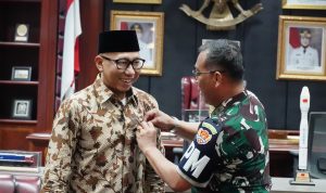 PUSPOMAD Anugerahi Gubernur Lampung Warga Kehormatan dan Pin Emas Polisi Militer. | ist