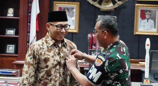 PUSPOMAD Anugerahi Gubernur Lampung Warga Kehormatan dan Pin Emas Polisi Militer. | ist