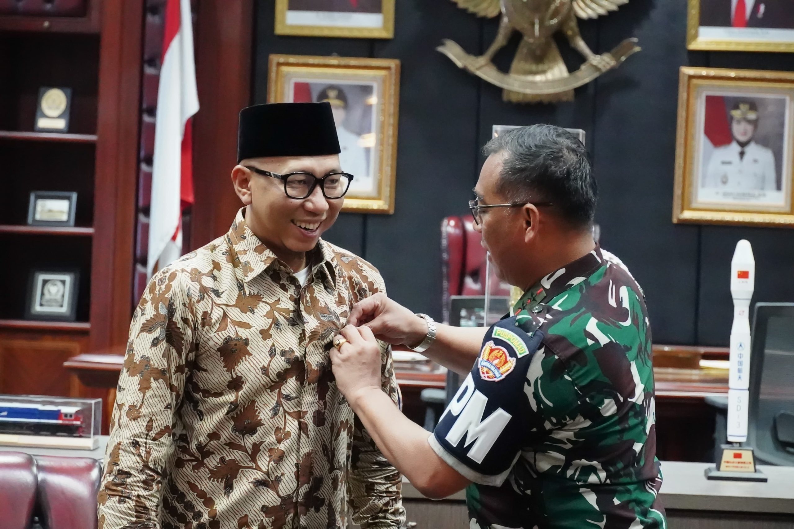 PUSPOMAD Anugerahi Gubernur Lampung Warga Kehormatan dan Pin Emas Polisi Militer. | ist