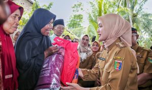 Wagub Lampung Jihan Nurlela menyerahkan bantuan kepada warga terdampak gempa Tanggamus. | ist