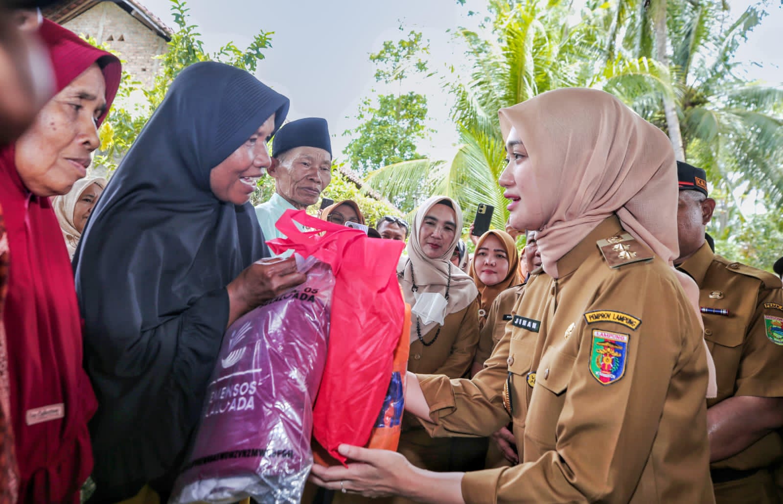 Wagub Lampung Jihan Nurlela menyerahkan bantuan kepada warga terdampak gempa Tanggamus. | ist