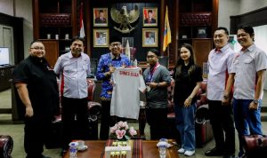 Gubernur Mirza saat bertemu dengan Elga Cahya Putra, atlet e-Sports asal Lampung yang sukses menorehkan prestasi dunia