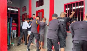 Petugas Lapas Dharmasraya melakukan sidak terhadap warga binaan pemasyarakatan. | ist