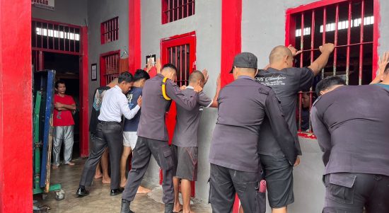 Petugas Lapas Dharmasraya melakukan sidak terhadap warga binaan pemasyarakatan. | ist