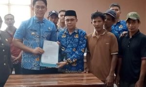 Bupati Lamsel Radityo Egi Pratama meneken surat resmi untuk dikirimkan ke kementerian terkait sengketa lahan tol warga Dusun Buring. | ist