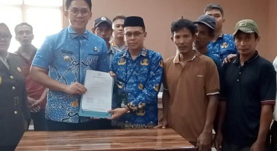 Bupati Lamsel Radityo Egi Pratama meneken surat resmi untuk dikirimkan ke kementerian terkait sengketa lahan tol warga Dusun Buring. | ist