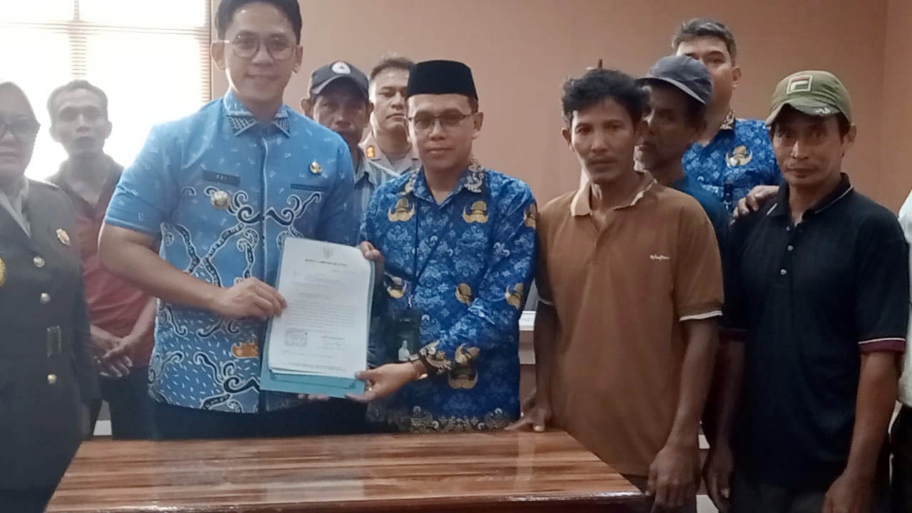 Bupati Lamsel Radityo Egi Pratama meneken surat resmi untuk dikirimkan ke kementerian terkait sengketa lahan tol warga Dusun Buring. | ist