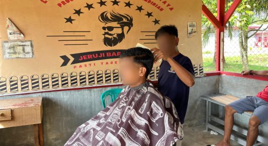Warga Binaan Lapas Dharmasraya belajar keterampilan cukur rambut, sebagai bekal membuka usaha barbershop saat keluar dari penjara. | ist