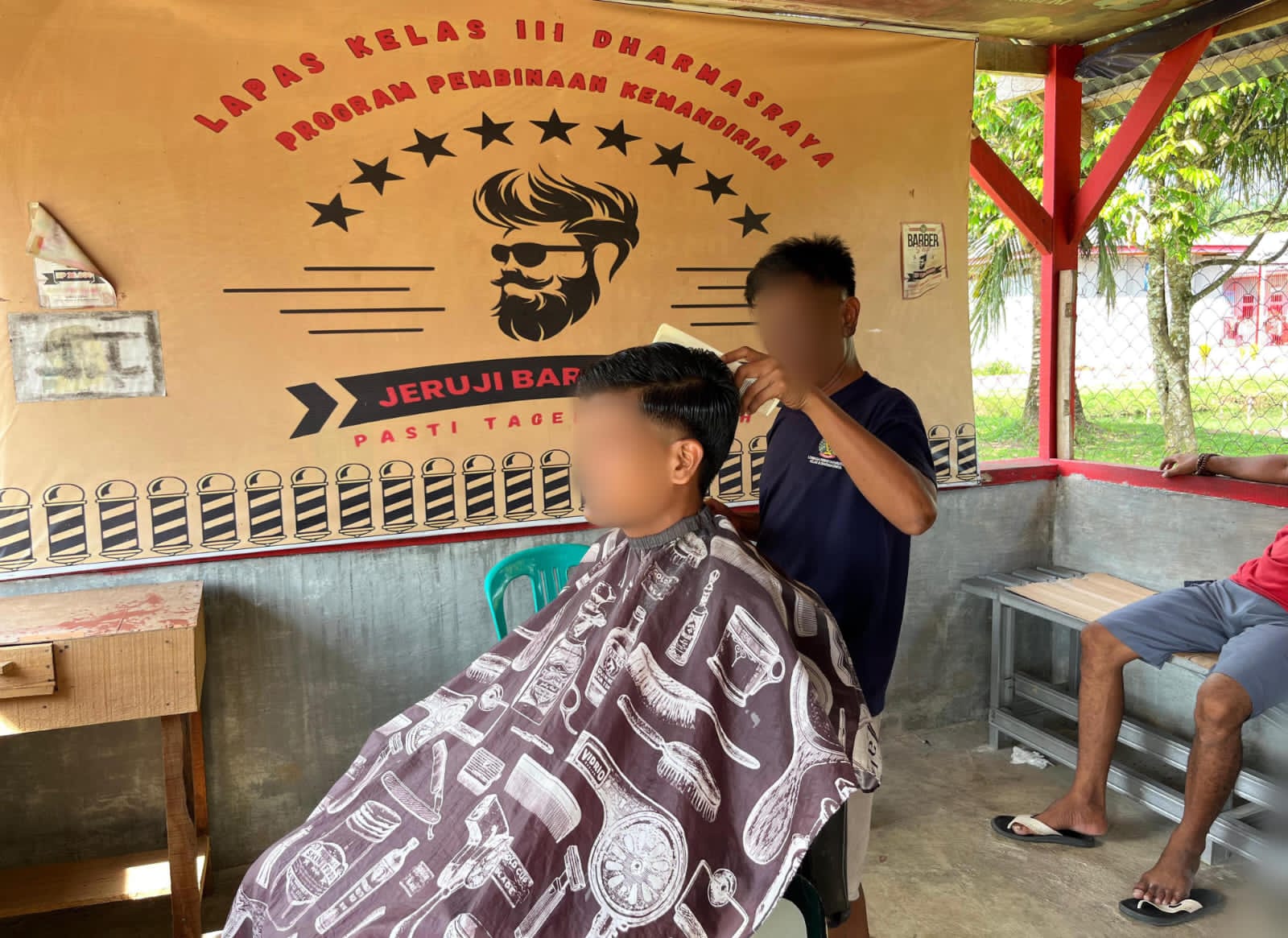 Lapas Dharmasraya beri pelatihan barbershop Warga Binaan Lapas Dharmasraya belajar keterampilan cukur rambut, sebagai bekal membuka usaha barbershop saat keluar dari penjara. | ist