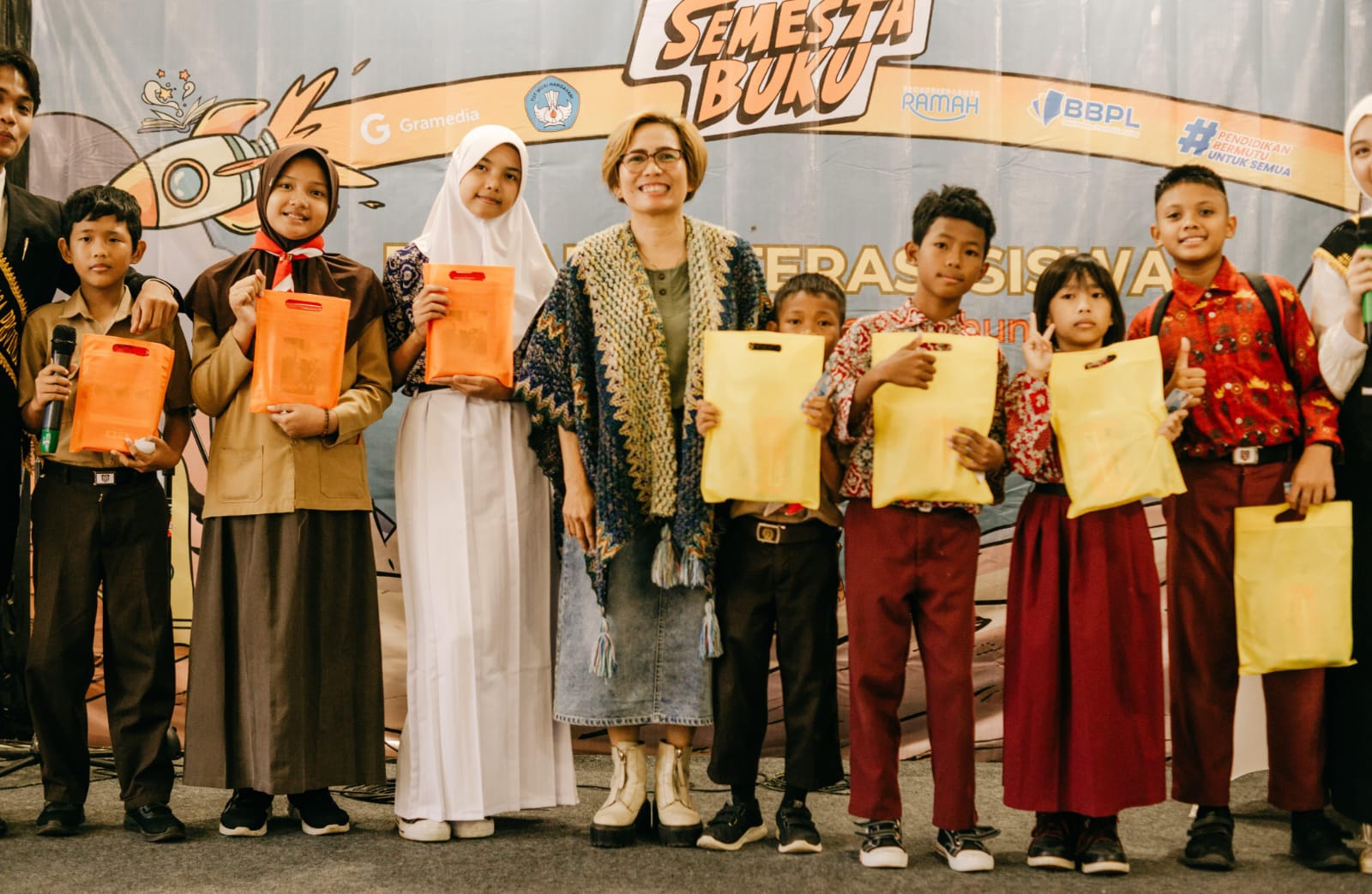 Foto bersama peserta dan narasumber kegiatan Parade Literasi yang digelar oleh Balai Bahasa Provinsi Lampung. | ist