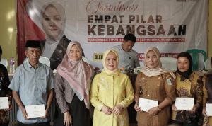 Dwita Ria Gunadi (kemeja kuning) foto bersama peserta kegiatan Sosialisasi Empat Pilar Kebangsaan di Aula Desa Waringin Jaya, Kecamatan Bandar Sribhawono, Lampung Timur. Dwita menyoroti isu lingkungan dalam diskusi tersebut.| ist