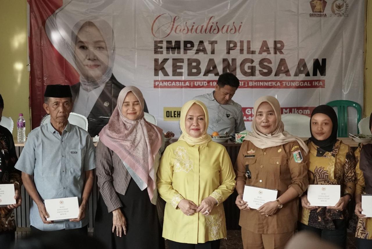 Dwita Ria Gunadi (kemeja kuning) foto bersama peserta kegiatan Sosialisasi Empat Pilar Kebangsaan di Aula Desa Waringin Jaya, Kecamatan Bandar Sribhawono, Lampung Timur. Dwita menyoroti isu lingkungan dalam diskusi tersebut.| ist