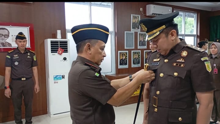 Kajari Bandar Lampung, Baharuddin, melantik Arie Apriansyah, sebagai Kepala Seksi Tindak Pidana Khusus Kejari Bandar Lampung. | ist