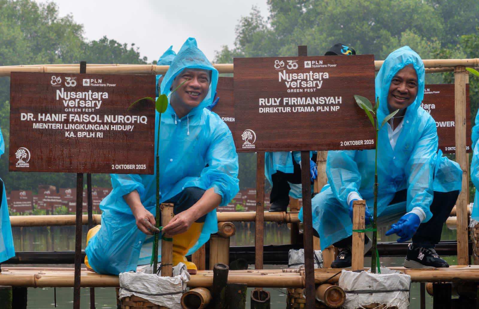 Hujan tidak menghalangi Menteri Lingkungan Hidup, Dr. Hanif Faisol Nurofiq (kiri) bersama Direktur Utama PLN Nusantara Power Ruly Firmansyah (kanan) menanam bibit mangrove dalam acara Nusantaraversary Green Fest pada Kamis (2/10) di Taman Wisata Angke Kapuk, Jakarta Utara.