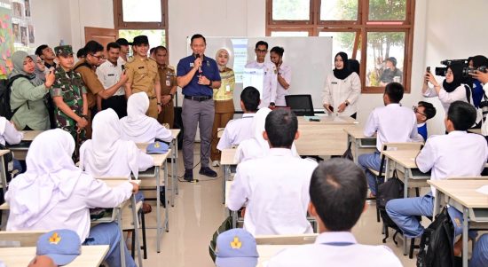 Kunjungan AHY ke Sekolah Rakyat Menengah Atas 32 Lampung, di Hajimena, Natar, Lampung Selatan, didampingi Bupati Radityo Egi dan jajaran. | ist