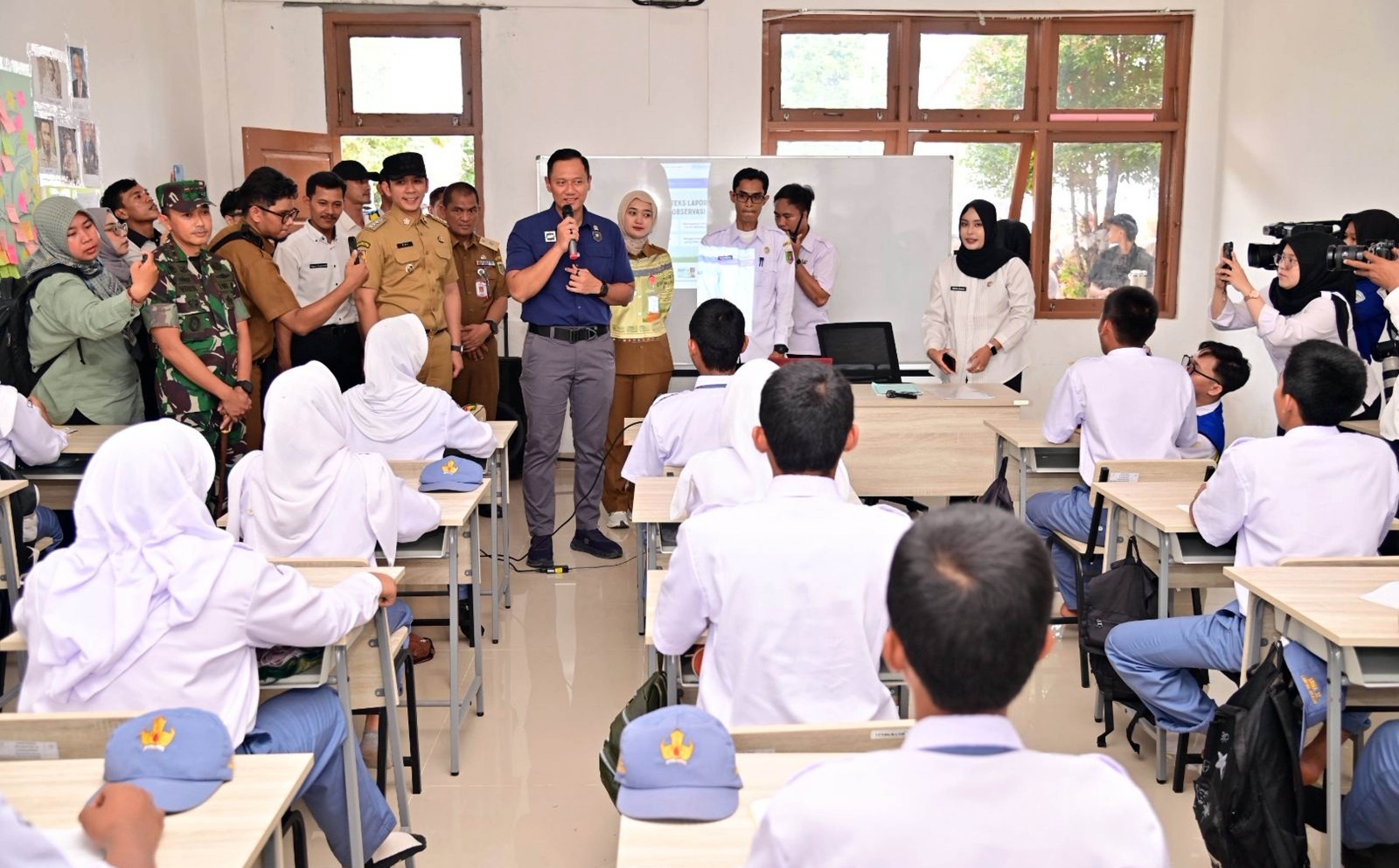 Kunjungan AHY ke Sekolah Rakyat Menengah Atas 32 Lampung, di Hajimena, Natar, Lampung Selatan, didampingi Bupati Radityo Egi dan jajaran. | ist