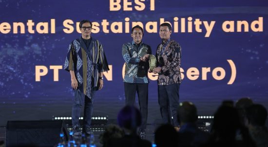 Vice President OM and Planning NRE PLN Nusantara Power Hendrie Bastian (kanan) saat menerima piala Lestari Award yang diselenggarakan oleh Kompas Gramedia. PLN Nusantara Power melalui program CSR PLTA Besai di Lampung berhasil menyabet piala pada Kategori Renewable Energy.