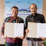 Kepala Perwakilan BKKBN Provinsi Jawa Barat Dr. Dadi Ahmad Roswandi, M.Si (kiri) bersama dengan Senior Manager PLN NP Unit Pembangkitan Indramayu Fu'ad Arifin (kanan) menunjukan naskah perjanjian kerja sama dalam program TAMASYA pada TPA Hommy Motty Daycare seusai ditandatangani pada Jumat (10/10) di Bekasi.
