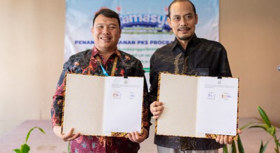 Kepala Perwakilan BKKBN Provinsi Jawa Barat Dr. Dadi Ahmad Roswandi, M.Si (kiri) bersama dengan Senior Manager PLN NP Unit Pembangkitan Indramayu Fu'ad Arifin (kanan) menunjukan naskah perjanjian kerja sama dalam program TAMASYA pada TPA Hommy Motty Daycare seusai ditandatangani pada Jumat (10/10) di Bekasi.