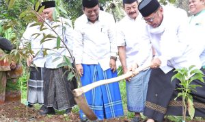 Momentum Hari Santri 2025, PCNU Bandar Lampung Ajak Santri Tanam Alpukat dan Durian di Pesantren