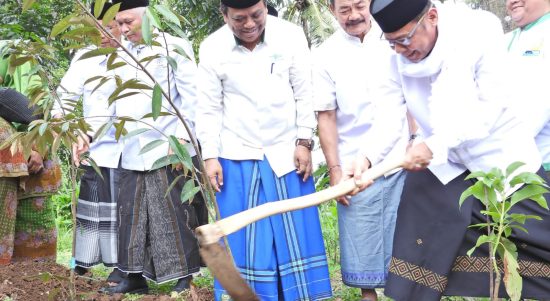 Momentum Hari Santri 2025, PCNU Bandar Lampung Ajak Santri Tanam Alpukat dan Durian di Pesantren