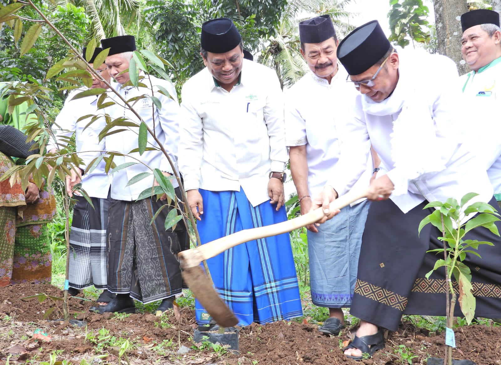 Momentum Hari Santri 2025, PCNU Bandar Lampung Ajak Santri Tanam Alpukat dan Durian di Pesantren