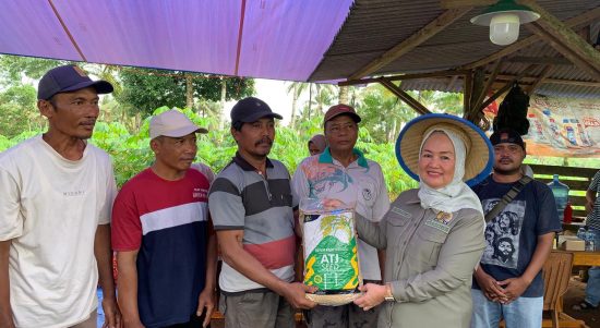 Dwita Ria Gunadi Salurkan Benih Padi Inpari 32 untuk Lahan 18 Ribu Hektare Petani Lamtim