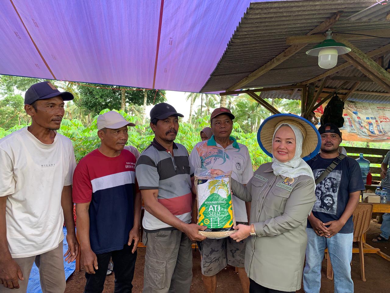 Dwita Ria Gunadi Salurkan Benih Padi Inpari 32 untuk Lahan 18 Ribu Hektare Petani Lamtim