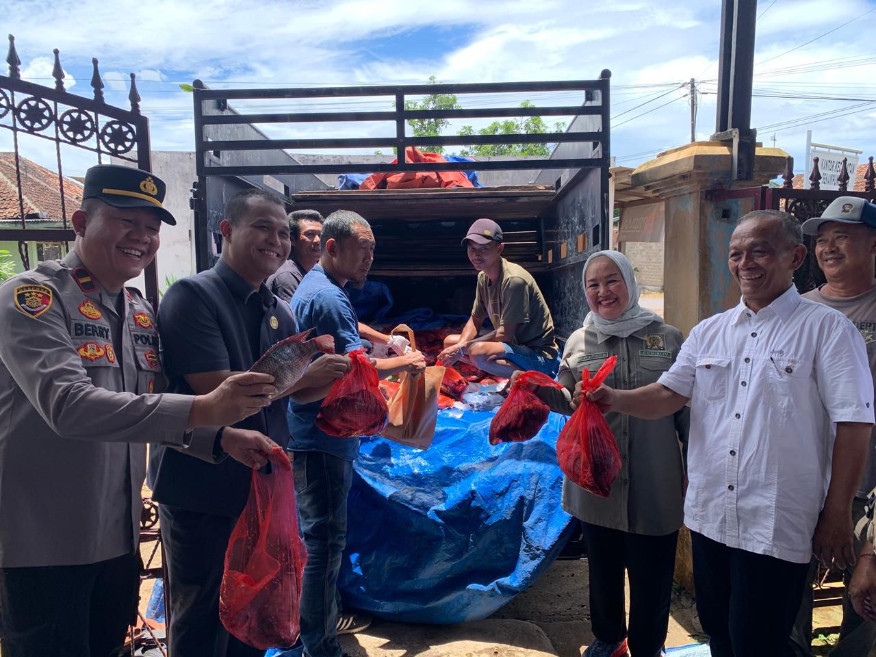 Dwita Ria Gunadi bersama KKP salurkan 1 ton ikan nila segar untuk 500 KK di Lampung Timur, dorong konsumsi ikan bermutu dan pencegahan stunting. Dwita Ria Gunadi bersama KKP salurkan 1 ton ikan nila segar untuk 500 KK di Lampung Timur, dorong konsumsi ikan bermutu dan pencegahan stunting.