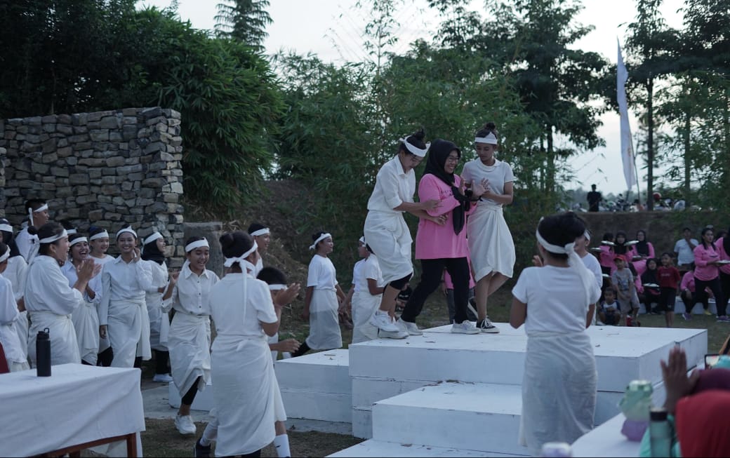 Para seniman sedang berlatih untuk tampil di gelaran Tubaba Art Festival (TAF) ke-9 bertajuk “Machine of Memory”. | ist