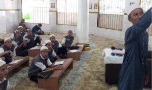 Puluhan warga binaan Rutan Kelas 1 Bandar Lampung mengikuti kegiatan rohani Islam di Masjid Miftahul Jannah. | ist