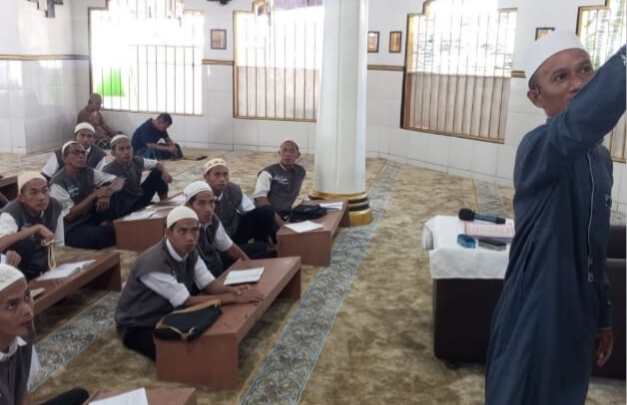 Puluhan warga binaan Rutan Kelas 1 Bandar Lampung mengikuti kegiatan rohani Islam di Masjid Miftahul Jannah. | ist